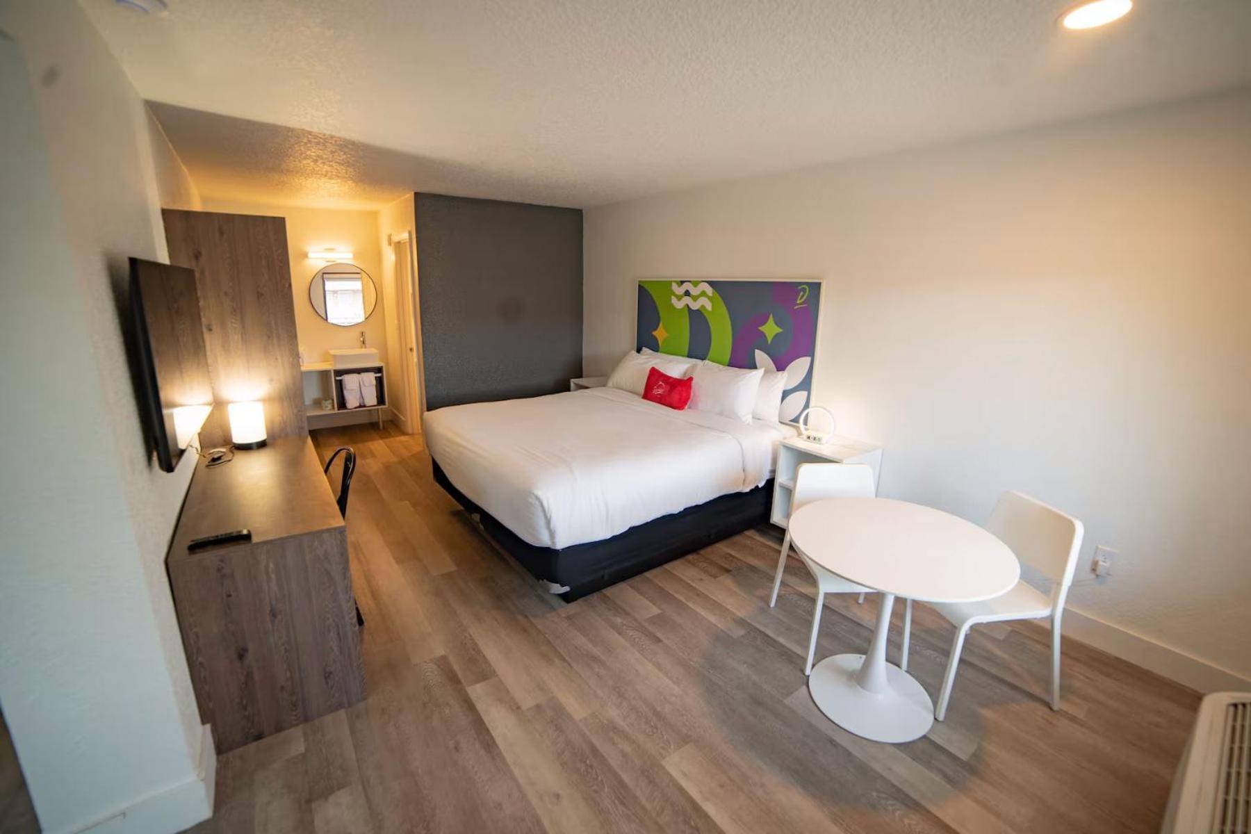 Room One King Bed Mobility or Hearing Access Tub Grab Bars Courtyard View Non-Smoking