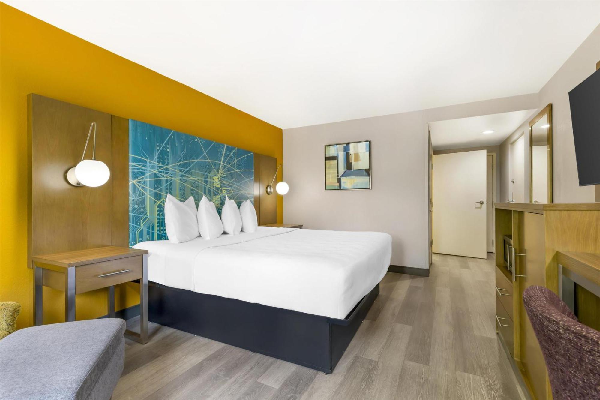 King Room with Roll-in Shower - Disability Access/Non-Smoking