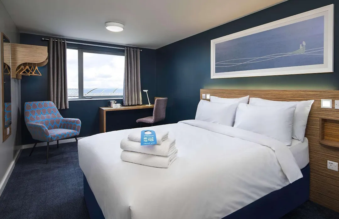 Travelodge Bath Waterside-1
